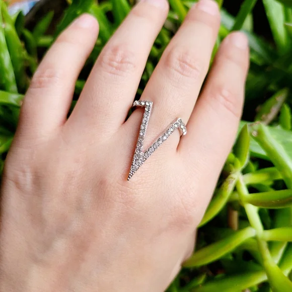 New Classic Simple Silver Rhinestone Arrow Ring Band, size 7 - Picture 2 of 8